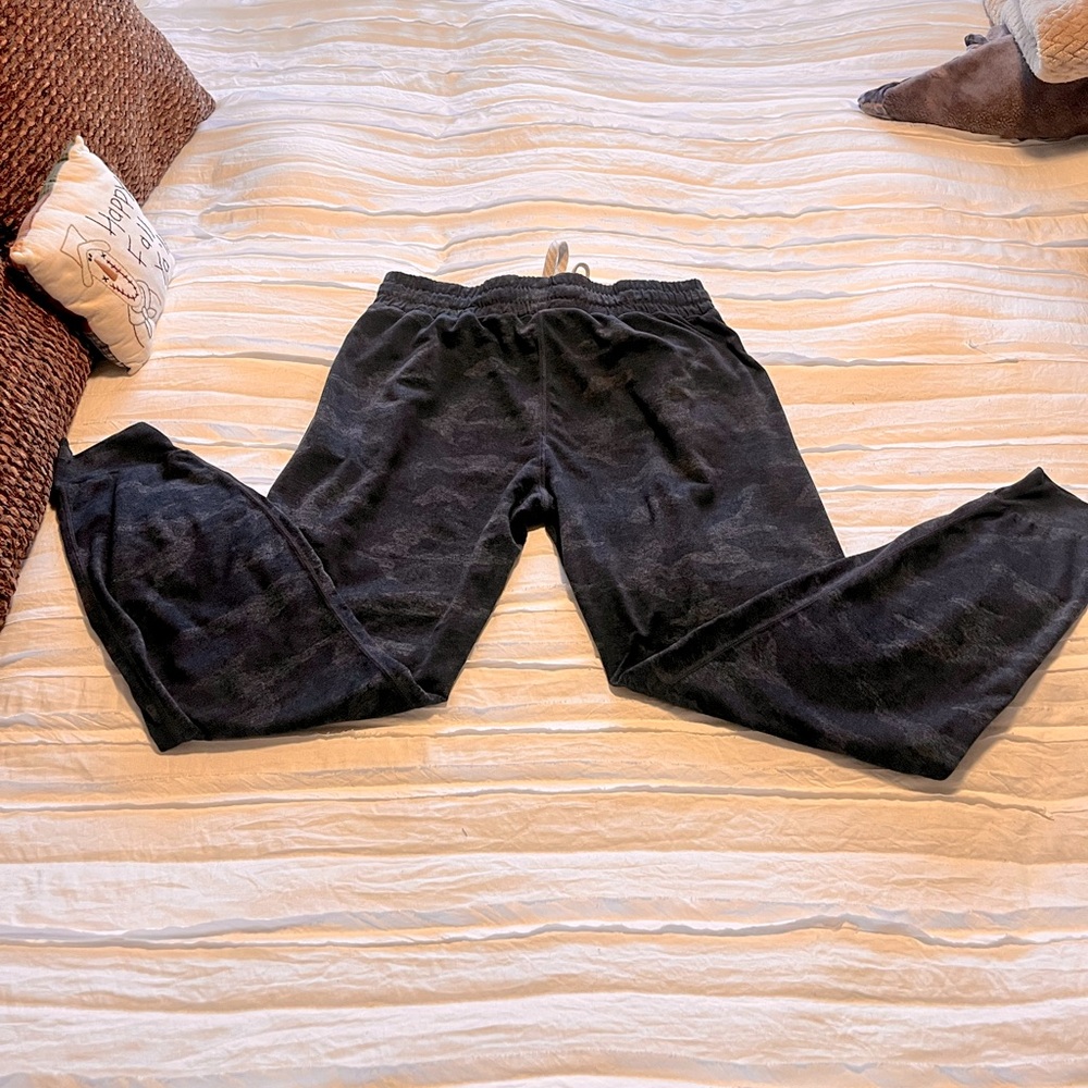 Vuori Camo Performance jogger XS -new with tiny hole no longer make this color!